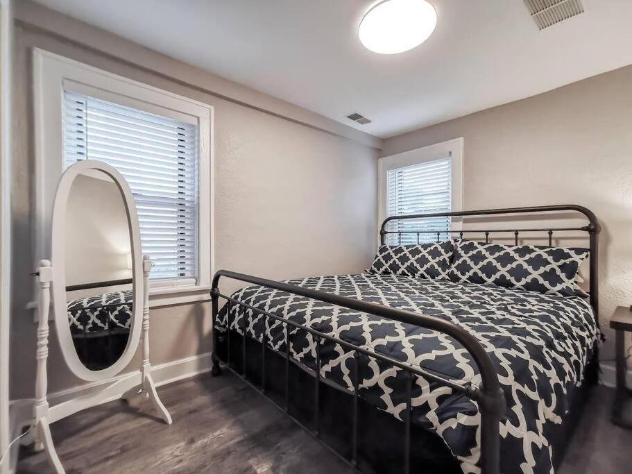 W-1E Awesome Westport Location Remodeled King Bed Villa Kansas City Exteriör bild